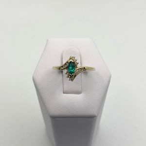 10k Emerald and diamonds ring